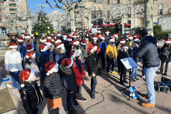 Les escoles de Tàrrega reben l’hivern amb una cantada de nadales en diversos punts del centre de la ciutat