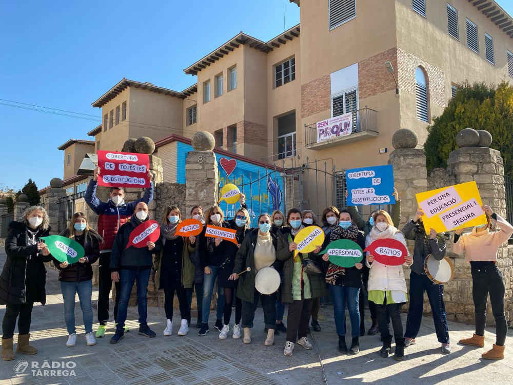 Professorat de l'escola Jacint Verdaguer de Tàrrega protesten  per la manca de recursos i personal de substitució en el context de pandèmia de la Covid-19