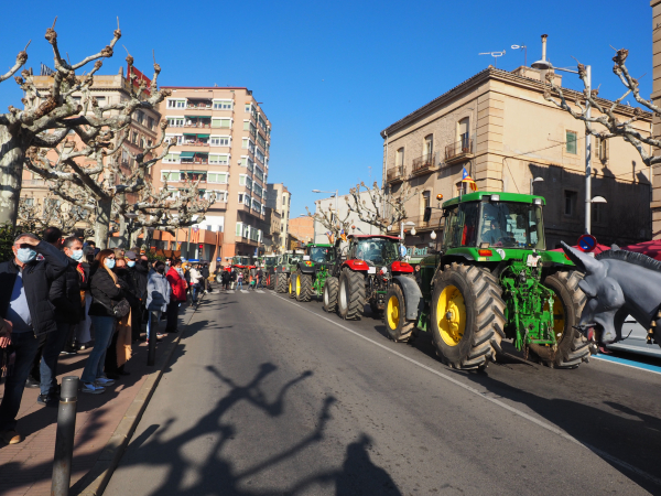 Tàrrega recupera amb èxit la tradició dels Tres Tombs amb una desfilada en què participen tractors, muntures i elements de cultura popular targarina i forana