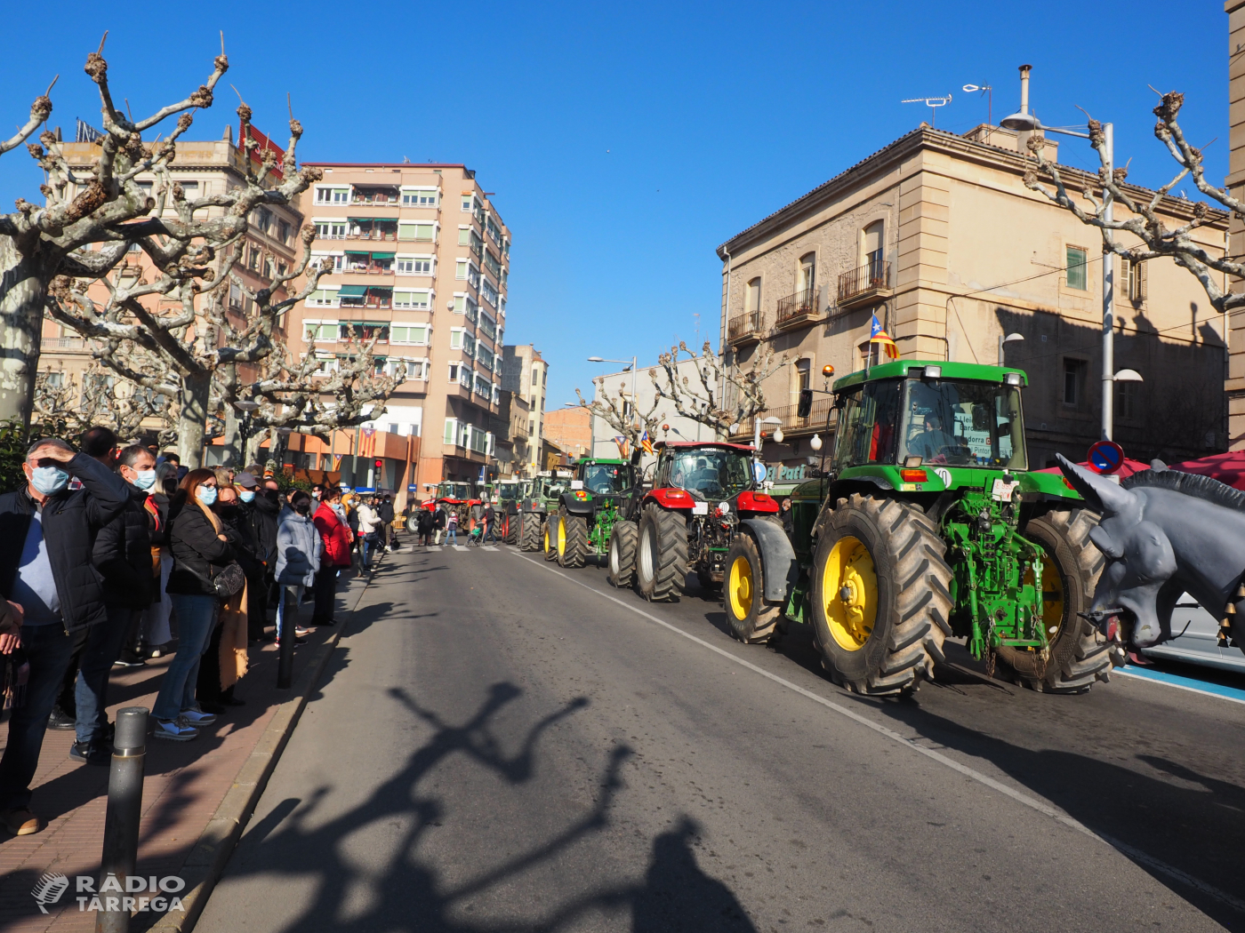 Tàrrega recupera amb èxit la tradició dels Tres Tombs amb una desfilada en què participen tractors, muntures i elements de cultura popular targarina i forana