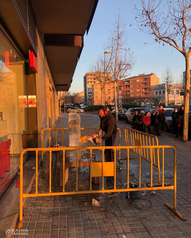 L'artista Jordi Claramunt inaugura una exposició amb la creació en directe d'una escultura de gel