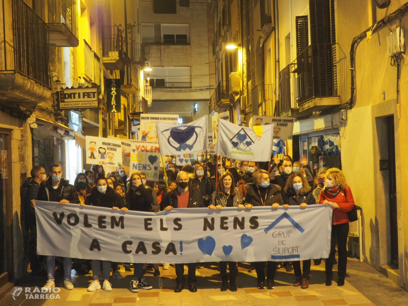 Manifestació a Tàrrega per donar suport a un pare a qui la DGAiA ha assumit provisionalment la tutela dels fills