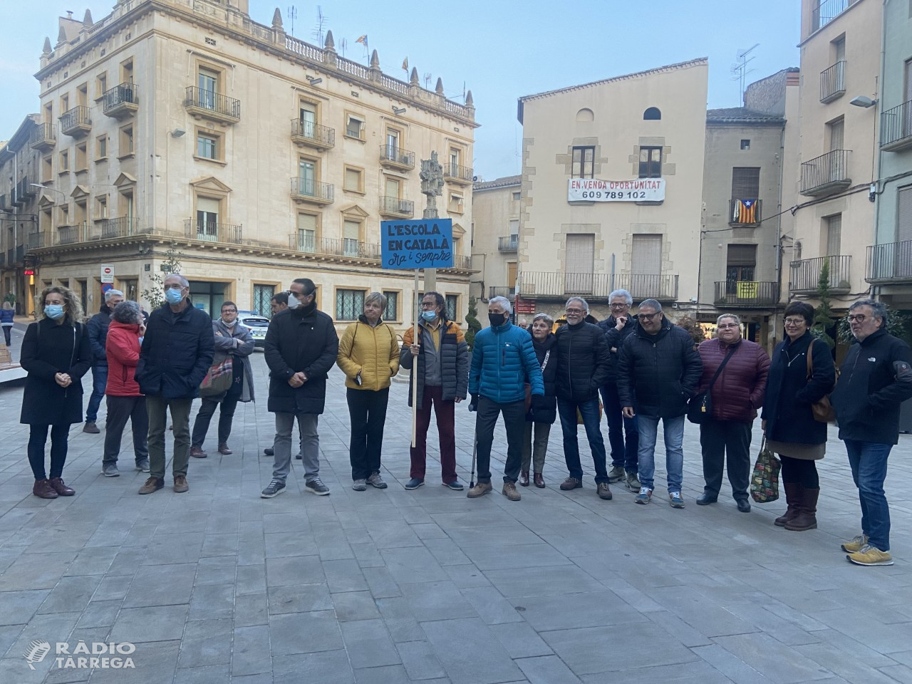 Sindicats i comunitat educativa es concentren a la plaça major de Tàrrega en contra la sentència del 25% en castellà a les escoles