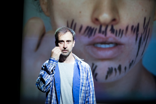 El Cicle Escena Jove TRRG ;) porta aquest divendres 8 d’abril a Tàrrega l’obra ‘Ximpanzé’, que reflexiona sobre la transsexualitat