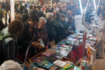 Gran èxit de la diada de Sant Jordi a Tàrrega, que trasllada el Mercat de Roses i Llibres sota cobert a l’Espai MerCAT amb elevada afluència de públic