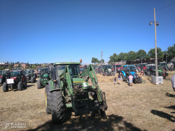 Una vuitantena de pagesos de l'Urgell fan una tractorada per reclamar solucions contra la plaga de conills