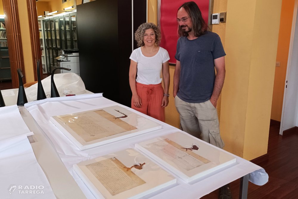 Tàrrega restaura mig centenar de pergamins dels segles XIII i XIV custodiats a l’Arxiu Comarcal de l’Urgell
