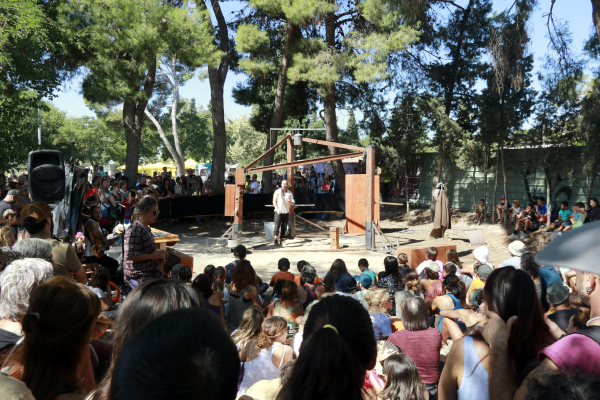 El públic omple els carrers per gaudir del circ, el teatre i la dansa a la 41a FiraTàrrega