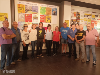 La presidenta de l'ANC, Dolors Feliu, clou l'exposició de cartells de l'entitat a Tàrrega