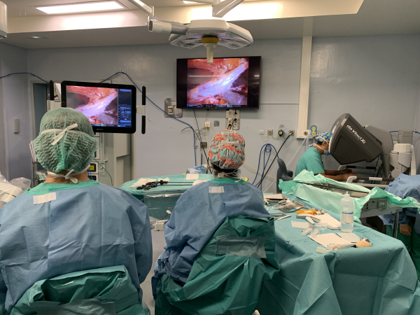 L'Hospital Arnau de Vilanova practica en dos anys 90 cirurgies robòtiques de la paret abdominal amb el robot Da Vinci