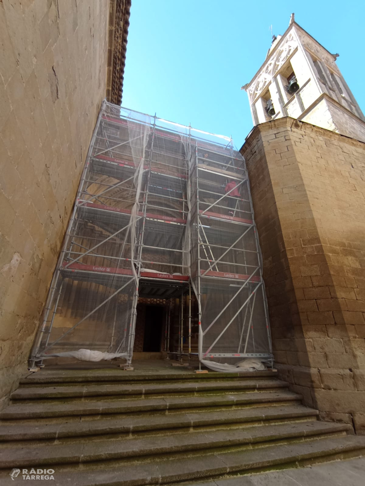 Inici dels treballs de restauració de la portada septentrional de l’Església Santa Maria d’Agramunt