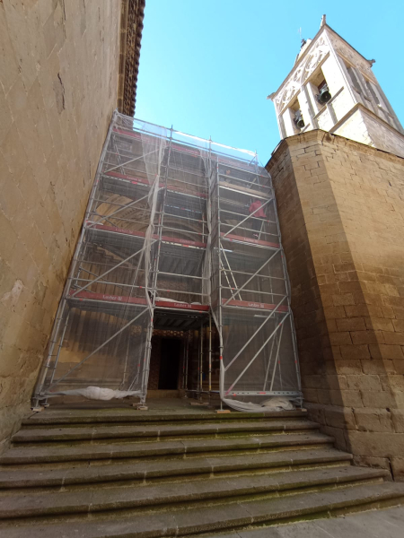 Inici dels treballs de restauració de la portada septentrional de l’Església Santa Maria d’Agramunt
