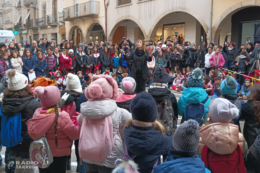 Les veus dels alumnes de les escoles de Tàrrega omplen el centre de la ciutat per rebre l’hivern