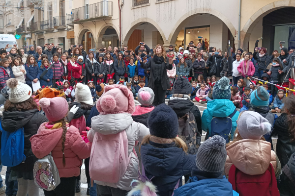 Les veus dels alumnes de les escoles de Tàrrega omplen el centre de la ciutat per rebre l’hivern