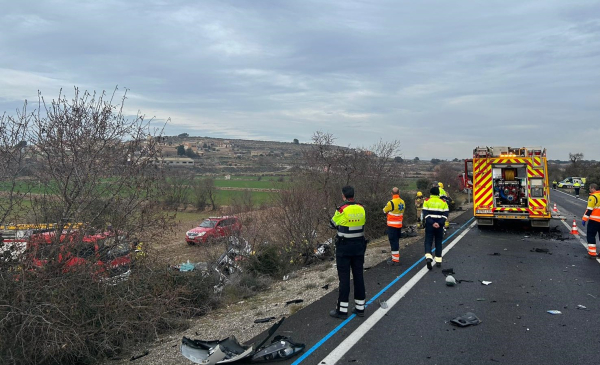 Un mort en un xoc frontal entre un cotxe i un camió a l'L-310 a Tàrrega