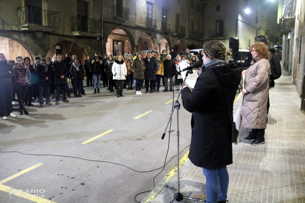 Unes 150 persones es concentren a Bellpuig per condemnar l'agressió sexual a una menor de 12 anys