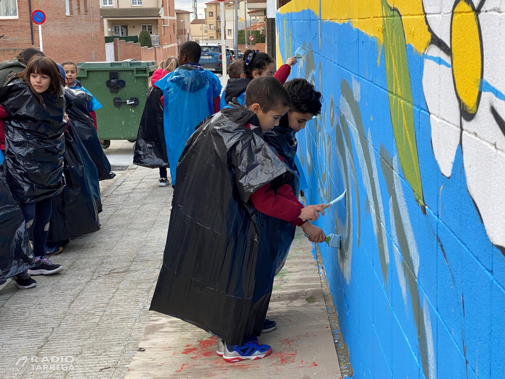 L'alumnat de l’Escola Vedruna de Tàrrega pinta un mural artístic a la façana del centre