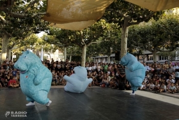 Tres hipopòtams gegants prenen la plaça del Carme de Tàrrega