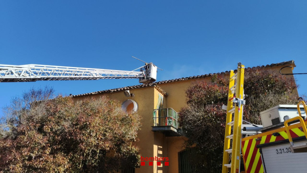 Cinc dotacions dels Bombers de la Generalitat han treballat en l’extinció d’un incendi a l’edifici d’una casa de colònies de Rocallaura, a Vallbona de les Monges