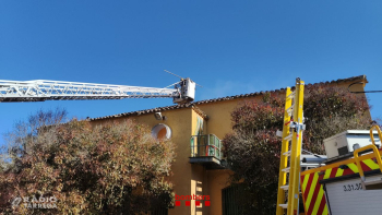 Cinc dotacions dels Bombers de la Generalitat han treballat en l’extinció d’un incendi a l’edifici d’una casa de colònies de Rocallaura, a Vallbona de les Monges