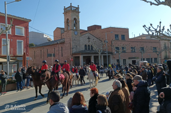 El públic familiar es manté fidel a la celebració dels Tres Tombs a Tàrrega, amb una desfilada en què participen tractors, muntures, carrosses i elements de cultura popular targarina i forana