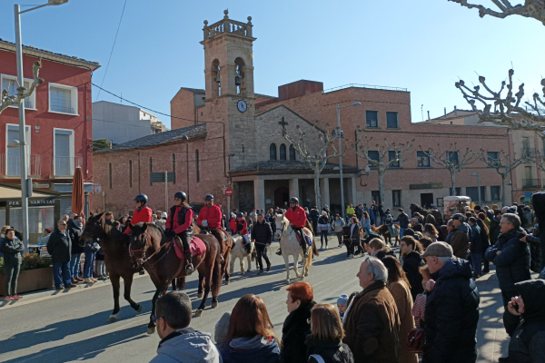 El públic familiar es manté fidel a la celebració dels Tres Tombs a Tàrrega, amb una desfilada en què participen tractors, muntures, carrosses i elements de cultura popular targarina i forana