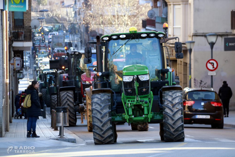 Marxa lenta a Tàrrega amb uns 200 tractors per reclamar mesures per acabar amb la plaga de conills