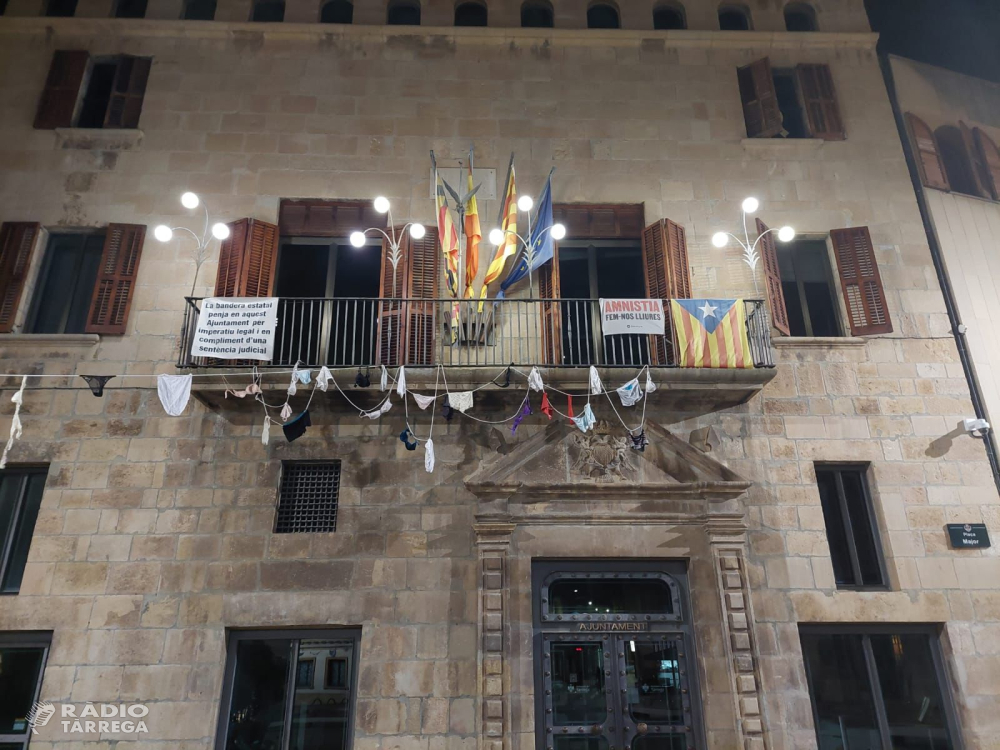 La Comissió de Carnestoltes d'Agrat acusa a l'ajuntament i l'església de treure la decoració de calces i sostens de la plaça Major de Tàrrega