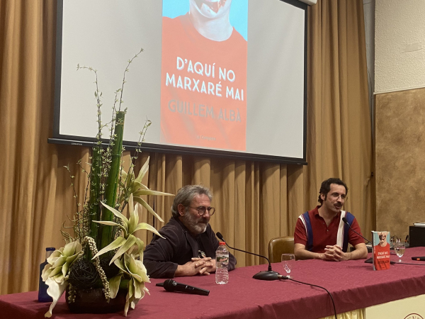 El local de la Societat Ateneu acull la presentació del llibre 'D'aquí no marxaré mai' de Guillem Albà