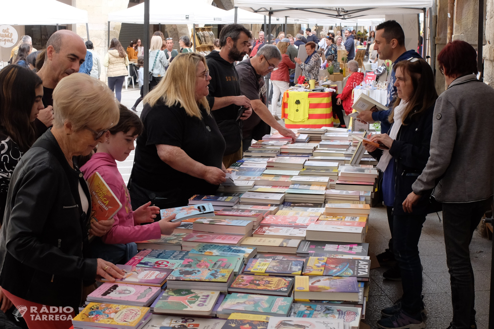 Tàrrega dona el tret de sortida al Mercat de Llibres i Roses amb bona afluència de públic