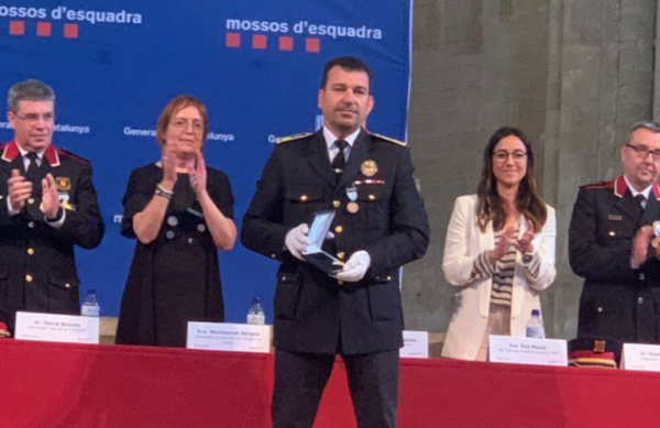 El sotsinspector en cap i dos agents de la Policia Local de Tàrrega, distingits per la seva tasca en el marc del Dia de les Esquadres celebrat a Lleida