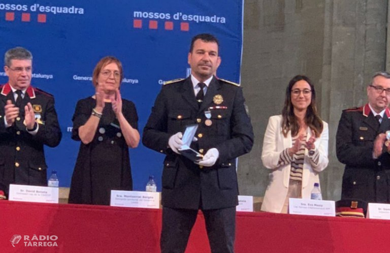 El sotsinspector en cap i dos agents de la Policia Local de Tàrrega, distingits per la seva tasca en el marc del Dia de les Esquadres celebrat a Lleida