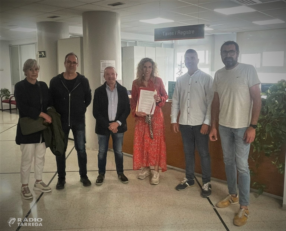 Els alcaldes i alcaldesses de l’ABS d’Agramunt presenten les signatures recollides