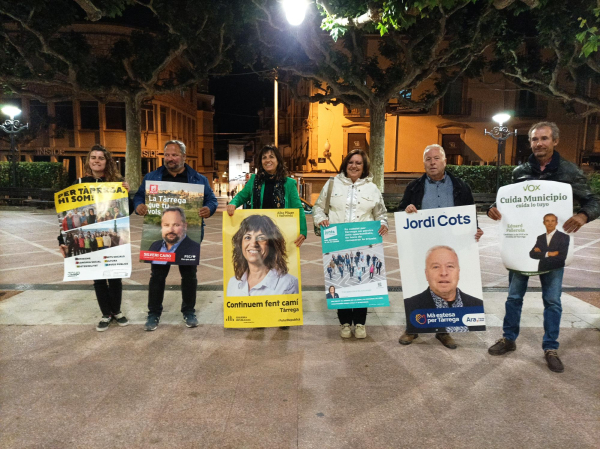 Tret de sortida de la campanya electoral amb l'enganxada de cartells a Tàrrega