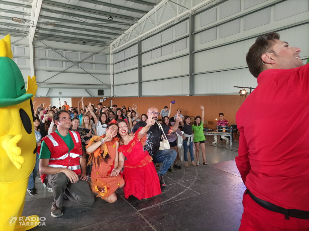 Un centenar d'alumnes de Tàrrega aprenen a través del teatre com celebrar una revetlla segura