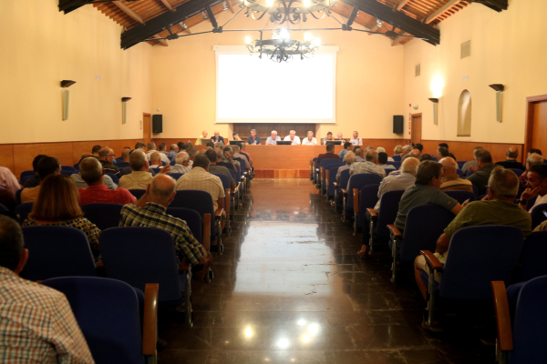 El canal d'Urgell aprova per una àmplia majoria destinar les reserves d'aigua a salvar la collita de fruita