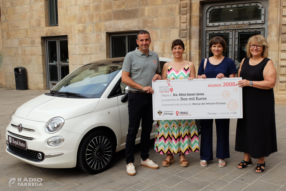 Tàrrega lliura el premi de 2.000 euros sortejat entre els compradors del 10è Mercat del Vehicle d’Ocasió