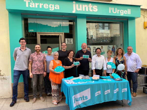 Els candidats al Congrés per Junts Per Catalunya Eduard Pujol i Isidre Gavín visiten Tàrrega en el marc de la campanya del 23J