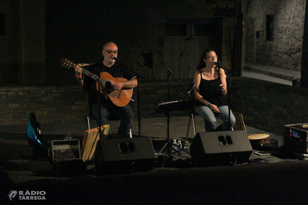 El duo Ballaveu omple de cançons i danses tradicionals catalanes la plaça dels Comediants de Tàrrega