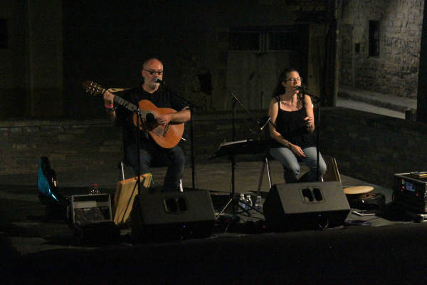 El duo Ballaveu omple de cançons i danses tradicionals catalanes la plaça dels Comediants de Tàrrega