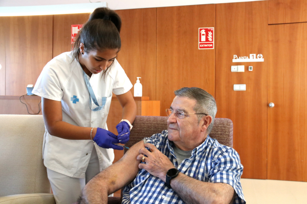 La primera fase de la campanya de vacunació simultània de la covid-19 i la grip arribarà a 8.000 persones a Ponent