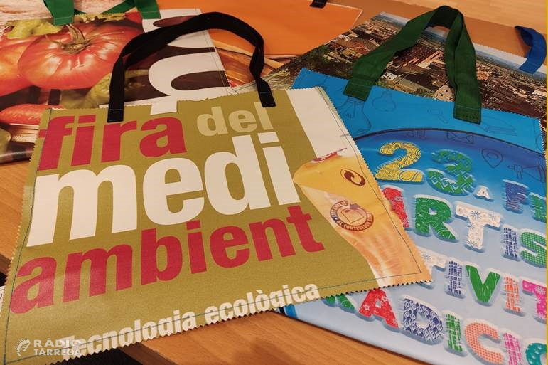 Tàrrega repartirà bosses de mà elaborades per Cartaes amb pancartes reciclades durant la 23a Fira del Medi Ambient
