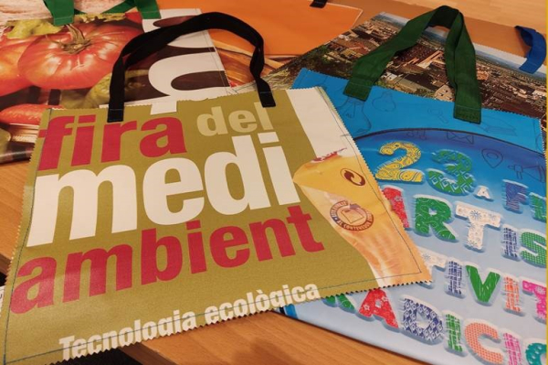 Tàrrega repartirà bosses de mà elaborades per Cartaes amb pancartes reciclades durant la 23a Fira del Medi Ambient
