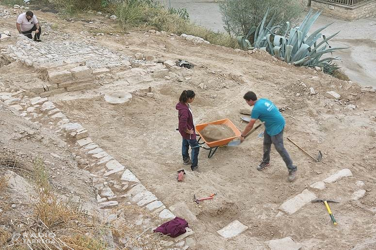 Una nova campanya arqueològica al castell de Tàrrega posa al descobert les restes d’un edifici d’època medieval