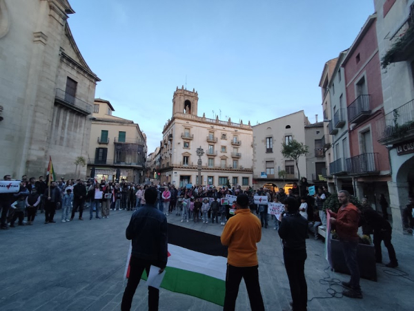 Prop de 200 persones es concentren a la Plaça Major de Tàrrega en suport al poble Palestí