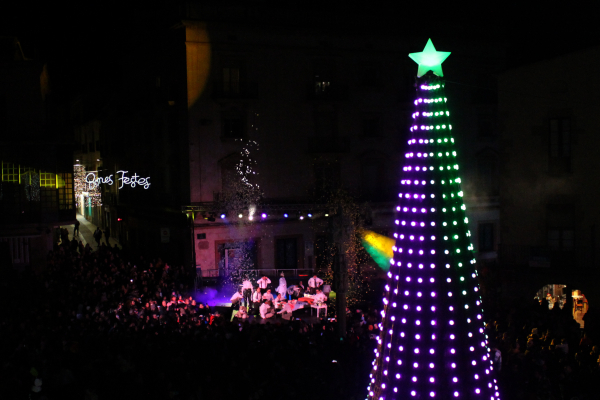 El renovat arbre de Nadal de Tàrrega omple de llums i música la plaça Major