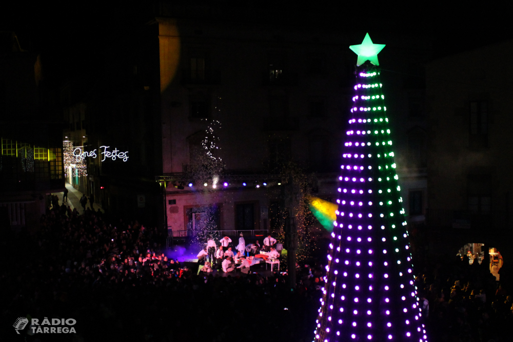 El renovat arbre de Nadal de Tàrrega omple de llums i música la plaça Major