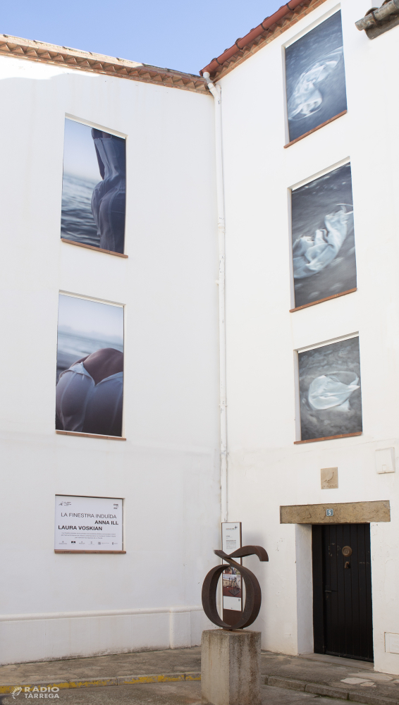 El festival Embarrat i Lo Pardal d'Agramunt inauguren la instal·lació fotogràfica 'La Finestra Induïda' a la façana de la fundació Guillem Viladot d'Agramunt
