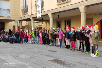 Els alumnes de Tàrrega acomiaden el trimestre amb una cantada de nadales pels carrers del centre de la ciutat