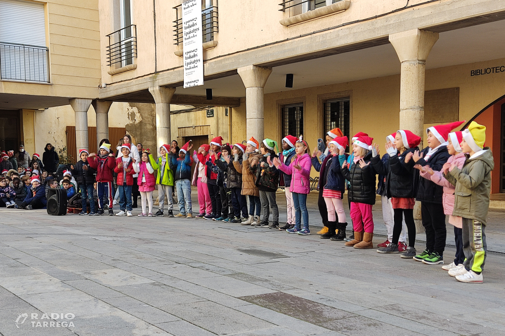 Els alumnes de Tàrrega acomiaden el trimestre amb una cantada de nadales pels carrers del centre de la ciutat